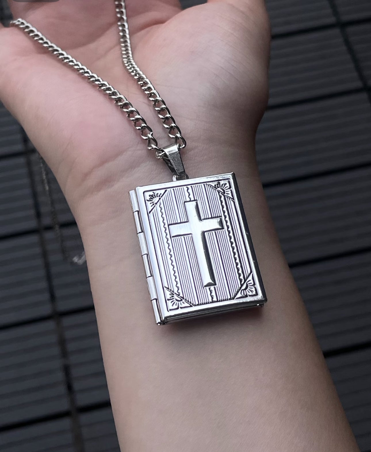 Biesy | Whispering Locket