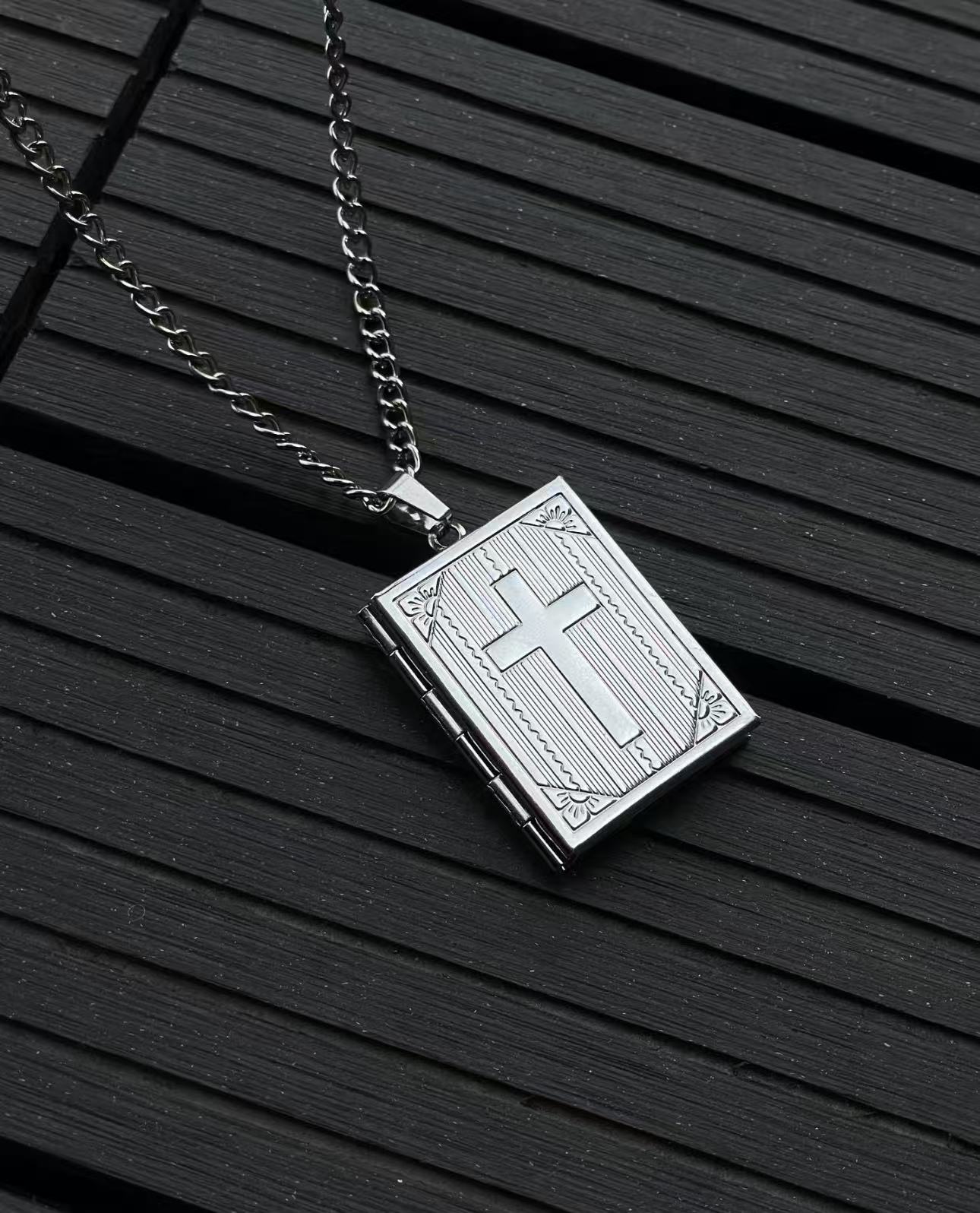 Biesy | Whispering Locket